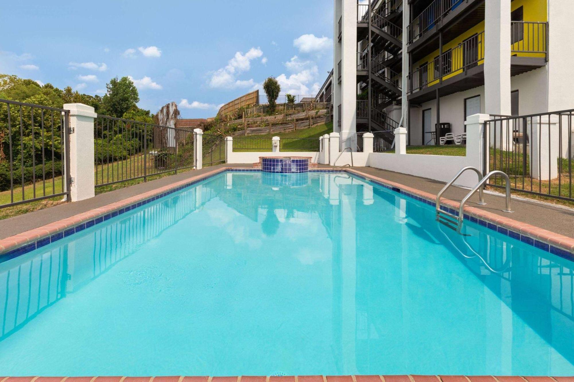 Days Inn & Suites By Wyndham Vicksburg Exterior photo
