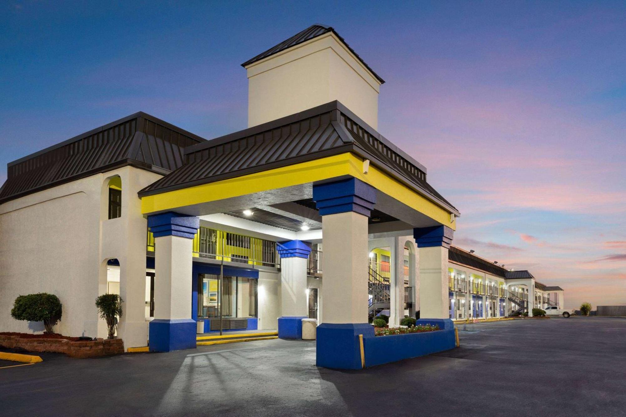 Days Inn & Suites By Wyndham Vicksburg Exterior photo